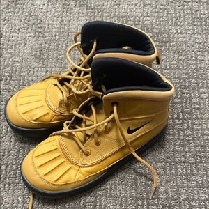 Nike Kids Golden High-Top snow Boots size 3